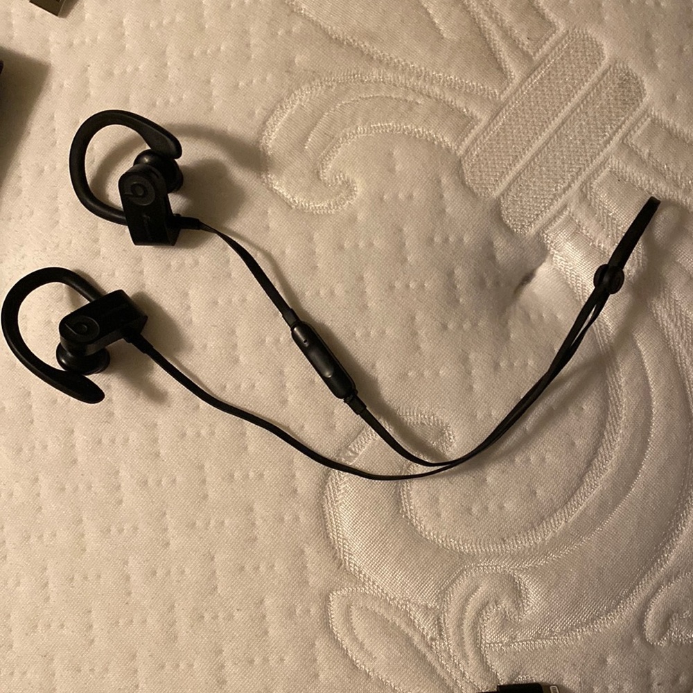 Power beats all black